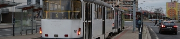 V zastávce 1. náměstí stanicuje souprava vozů T3M.3 #303+#302 s výzbrojí TV14, která byla do původních vozů T3SUCS z roku 1987 dosazena o deset let později, v roce 1997. V roce 2013 byly na vozy dosazeny informační panely BUSE BS110 z vyřazených autobusů. Tedy v podobné úpravě jako u pražských vozů T3M2-DVC. | 9.2.2020