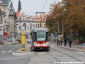 Souprava vozů VarioLF plus/o ev.č.103+104 ve standardním spřažení odbavuje v zastávce Nádraží město cestující... | 14.10.2013
