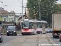 Souprava vozů Vario LFR.S ev.č.242+241 vypravená na linku 4 překonává železniční přejezd u zastávky Bělidla. | 14.10.2013