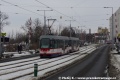 Další z křížení tramvají se železnicí se nachází i na této trati, těsně za obchodním centrem Šantovka. Přes přejezd jede vůz Vario LF+/o #109+#110. | 1.2.2019