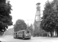 Souprava dvounápravových vozů vedená vozem ev.č.65 projíždí tratí u Dolu Jindřich | 1974