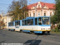 ...otočíme fotoaparát a ještě celkový pohled na levou bočnici zjednosměrněné tramvaje. | 28.10.2011
