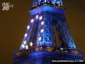Modře nasvícená Eiffelova věž vévodí pařížskému panoramatu | říjen 2008