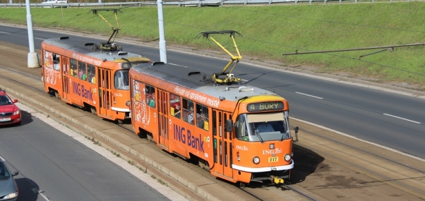 Z nadhledu vyfotografovaná souprava vozů T3R.P ev.č.217+218 uhání od zastávky Pod Záhorskem. | 14.10.2014