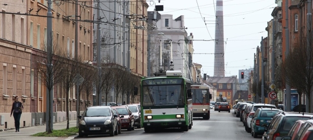 Sladkovského ulicí míří poslední provozní trolejbus Škoda 14TrM ev.č.457 následovaný muzejním vozem Škoda 14Tr08/6 ev.č.429 do zastávky Petrohrad. | 9.4.2018