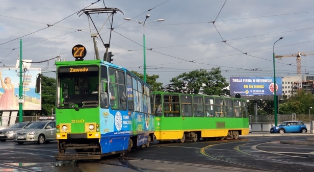 Dvojice vozů Konstal 105Na ev.č.280+281 projíždí křižovatkou u zastávky Bałtyk. | 13.7.2015