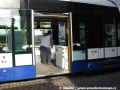 V zastávce Bernu Pasaule byl zdokumentován zvenku na voze ev.č.57103 detail umístění skládací plošiny pro invalidy ve voze 15T. Během pětidenního pobytu v Rize jsem však plošinu neviděl v činnosti. | 2.10.2011