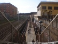 Via Casilina, zastávka Ponte Casilino na trati Roma - Giardinetti. Budovy vpravo na snímku tvoří areál tramvajové vozovny s výjezdem na via Prenestina. Železniční trať nalevo směřuje na hlavní nádraží Termini. | duben 2010