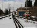 Pohled na stoupající trať ozubnicové železnice z nástupní zastávky ve Štrbě s odstaveným řídícím vozem 905 951-0 před remízou | 16.3.2009