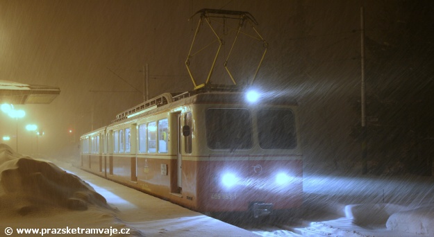 Jednotka ozubnicové železnice 405 953-1+905 953-6 vyráží ze Štrbského Plesa za hustého sněžení na svou poslední jízdu toho dne | 17.3.2009