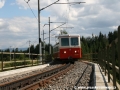 Přes silniční nadjezd stoupá k Tatranskému Lieskovci jednotka 905 951-0+405 951-8 | 10.8.2010