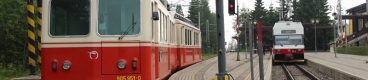 Na Štrbském Plese vyčkává ozubnicová jednotka 905 951-0+405 951-5 ve společnosti jednotky Tatranských Elektrických Železnic 425 955-2. | 28.6.2015