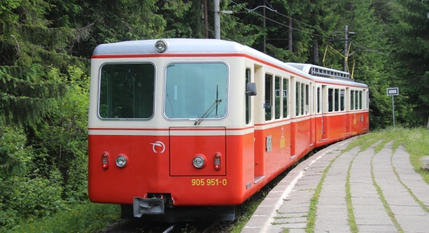 Ozubnicová jednotka 905 951-0+405 951-5 v mezistanici Tatranský Lieskovec. | 30.6.2015