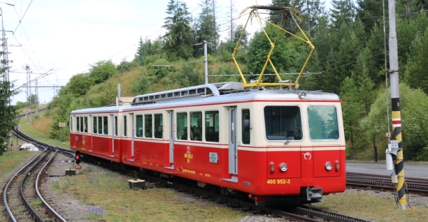 Ozubnicová jednotka 405 952-3+905 952-8 vjíždí na třetí nástupní pozici dolní stanice Štrba. | 19.7.2019