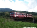 Souprava motorových vozů 812.042-0+812.022-2 přejíždí ocelový most, aby za dvě minuty zastavila ve stanici Telgárt. | 7.8.2010