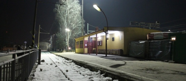 Opuštěné nástupiště Trenčianské Elektrické Železnice v Trenčianské Teplé. | 1.2.2012