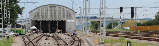 Celkový pohled na depo v Trenčianské Teplé, po rekonstrukci kolejiště v souvislosti s modernizací „velké“ tratě v sousedství, zmizela zarostlá romantika. | 27.6.2015