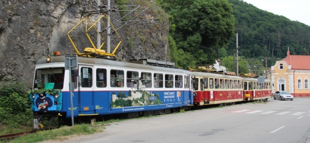 Souprava tří elektrických vozů »TREŽ« 411.901-2+411.902-0+411.903-8 odbavuje cestující v zastávce Trenčianské Teplice zastávce. | 27.6.2015
