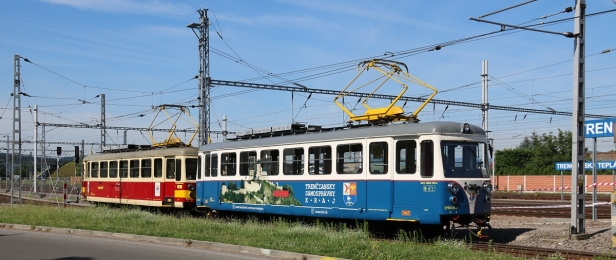Z depa TRenčianské Elektrické Železnice v Trenčianské Teplé vyjíždí do nástupní stanice souprava spřažených motorových vozů s obnoveným původním označením EMU 46 1003+EMU 46 1001. | 2.8.2020