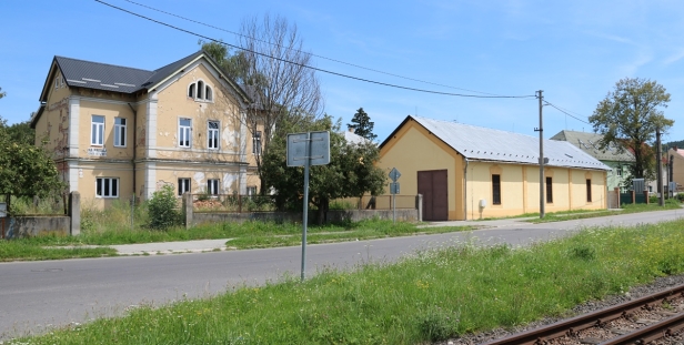 Původní výpravní budova s depem TRenčianské Elektrické Železnice v Trenčianské Teplé. | 2.8.2020