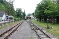 Celkový pohled na ostrovní nástupiště a kolejovou spojku konečné stanice v Trenčianských Teplicích. U levé koleje vyčkává na své cestující souprava spřažených motorových vozů EMU 46 1001+EMU 46 1003. | 17.7.2021
