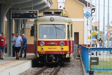 Souprava spřažených motorových vozů EMU 46 1003+EMU 46 1001 v Trenčianské Teplé. | 17.7.2021