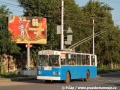 Kolem billboardu, oslavujícího 66.výročí historického vítězství Rudé armády v Bitvě u Stalingradu, projíždí trolejbus ZIU-682G vyrobený v roce 1991. | 24.8.2009