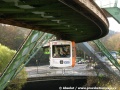 V zastávce Ohligsmühle se již nacházíme jen jednu stanici od hlavního nádraží. Na snímku se před několika okamžiky minuly vozy č.27 a 15 nad velkou křižovatkou. Křižovatka na mostě nad řekou a nad tím ještě most nadzemní dráhy, to je typický obrázek z Wuppertalu | 22.11.2009