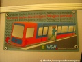Jak již bylo zmíněno, vozy Schwebebahn se ve stanicích někdy jako správná závěsná dráha houpou ze strany na stranu. Jako upozornění pro cestující instaloval WSW do vozidel informační tabulku vedle dveří, která byla vyfotografována ve voze č.17 | 22.11.2009