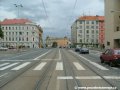 Světelně řízený přechod přes ulici Milady Horákové předchází samotné křižovatce