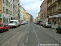 Tramvajová trať klesá ulicí Milady Horákové v táhlém pravém oblouku k zastávkám Kamenická