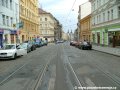 Tramvajová trať klesá ulicí Milady Horákové v táhlém pravém oblouku k zastávkám Kamenická