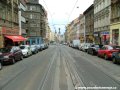 Tramvajová trať klesá ulicí Milady Horákové k zastávkám Kamenická