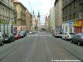 Tramvajová trať klesá ulicí Milady Horákové ke Strossmayerovu náměstí