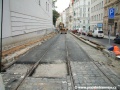 V ulici Na Moráni dochází k závěrečným dokončovacím pracím, pokládce litého asfaltu v prostoru mezi krajní kolejnicí tramvajové tratě a obrubníky. | 3.10.2007