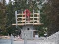 Za dřevěným bedněním vzniká replika prvního betonového pylonu nového mostu. | 23.11.2011