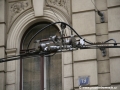 Součástí tramvajové tratě v Myslíkově ulici je jakési muzeum trolejového vedení, na snímku odsunutý úsekový izolátor staršího typu | 6.7.2010