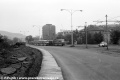 Ulice Na Mlejnku byla dispozičním řešením velmi podobná trati vedené po nábřeží. Tramvaje T3 se zde setkávají s typickým vozidlem své doby, přezdívaným „škodolet“. | říjen 1986