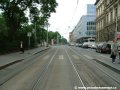 Za zastávkou Karlovo náměstí tramvajová trať pokračuje přímým úsekem ke křižovatce Karlovo náměstí