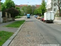 Vedení kolejí podél chodníku v Dykově ulici dodnes vyznačuje pás dlažby | 30.4.2005
