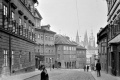 Pohled z Loretánské ulice ve směru k ulici U Kasáren, tedy přesně na místo, kde je dodnes v dlažbě pietně uchováván tvar kolejového oblouku. | 1926