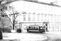 Ulice U Kasáren, z níž vyjíždí do Loretánské ulice tramvaj, byla nejužší ulicí s provozem tramvají. | 1911