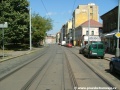 U vyústění Mečislavovy a Mojmírovy se tramvajová trať stočí v levém oblouku...