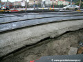 Sendvičové vrstvení krytu tramvajové tratě, na štěrk je nalit beton po jehož vytvrdnutí je nalita první vrstva asfaltu, následovaná brzy druhou, tvořící pojížděný kryt. | 6.9.2007
