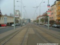 Tramvajová tvořená velkoplošnými ulicemi se napřimuje ve středu ulice Na Pankráci na zvýšeném tělese.