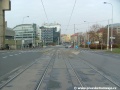 Tramvajová trať v ulici Na Pankráci překračuje světelně řízenou křižovatku s ulicí Děkanská vinice I. u stanice metra Pražského povstání.