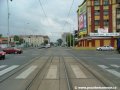 Tramvajová trať překračuje 6 jízdních pruhů Argentinské ulice a pokračuje k zastávkám Nádraží Holešovice
