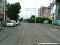 Za zastávkami Nádraží Holešovice tramvajová trať pokračuje v přímém úseku a stáčí se levým obloukem do ulice Na Zátorách