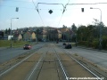 Přímý úsek tramvajové tratě klesá ke křižovatce s Plzeňskou ulicí