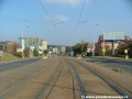 Před zastávkou Hlušičkova se tramvajová trať z velkoplošných panelů BKV ve středu Plzeňské ulice na zvýšeném tělese stáčí v táhlém levém oblouku